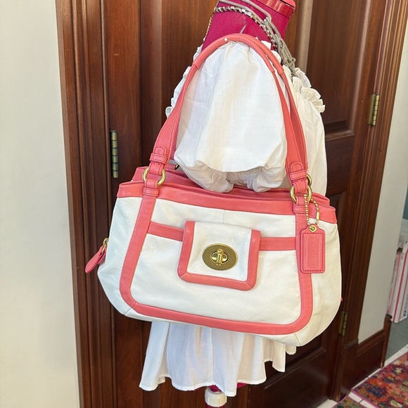 Coach 18601 Turnlock front pocket shoulder bag 3 compartment leather white/coral - Picture 3 of 17